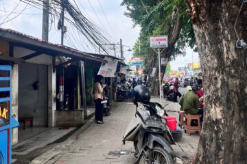 Trotoar Depan Kampus Jadi Area Parkir dan Lapak Pedagang, Mahasiswa: “Jalan Jadi Sempit dan Berbahaya”