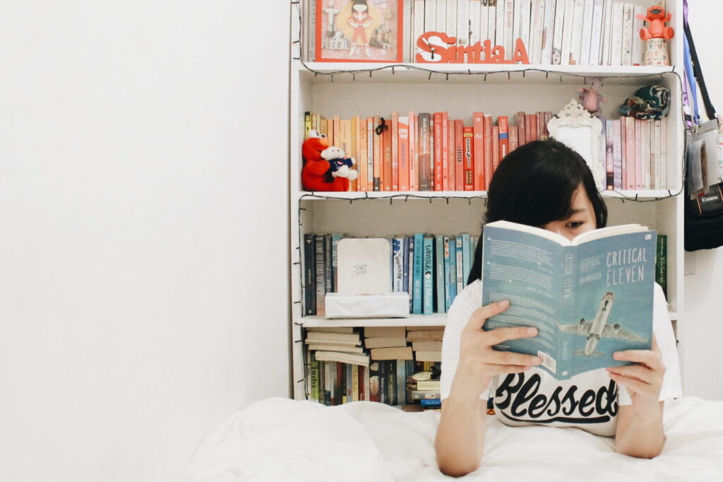Baca buku favorit